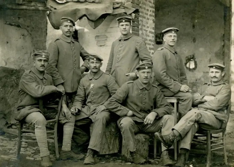 Originalzustand des Gruppenbildes, Schwarzweiß mit Grünstich und beschädigtem Rand