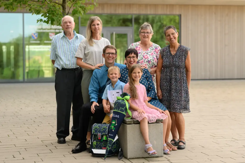 Kind mit Schultüte am ersten Schultag vor der Grundschule