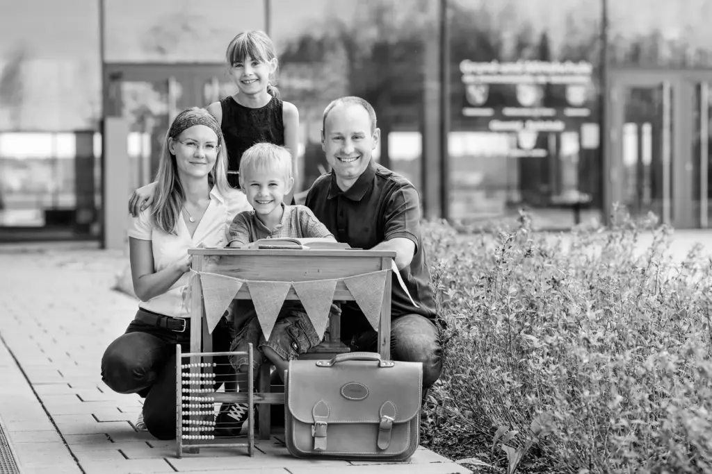 Erstklässler mit Schulranzen und Schultüte im Portrait