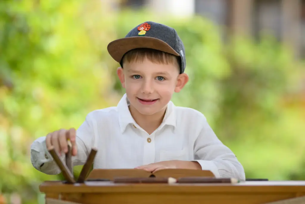 Geschwister am ersten Schultag mit Schultüten