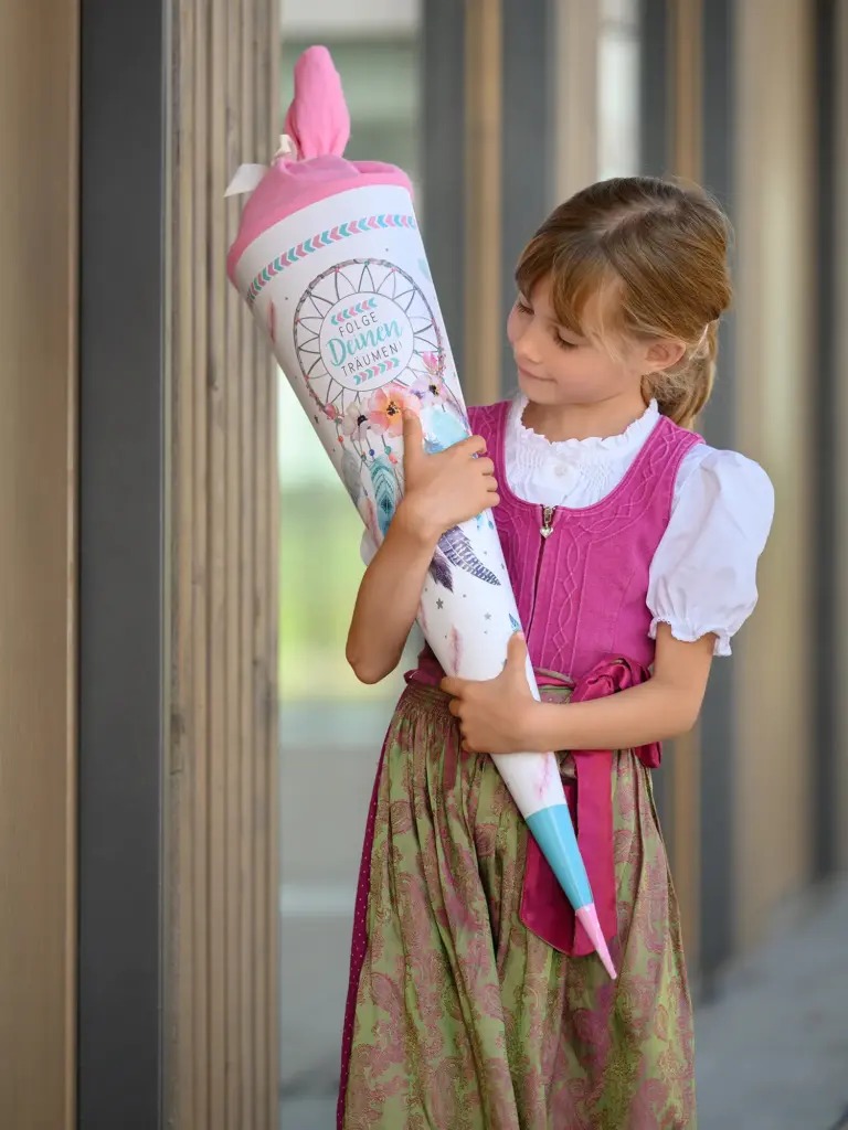 Mädchen mit Schultüte lächelt in die Kamera