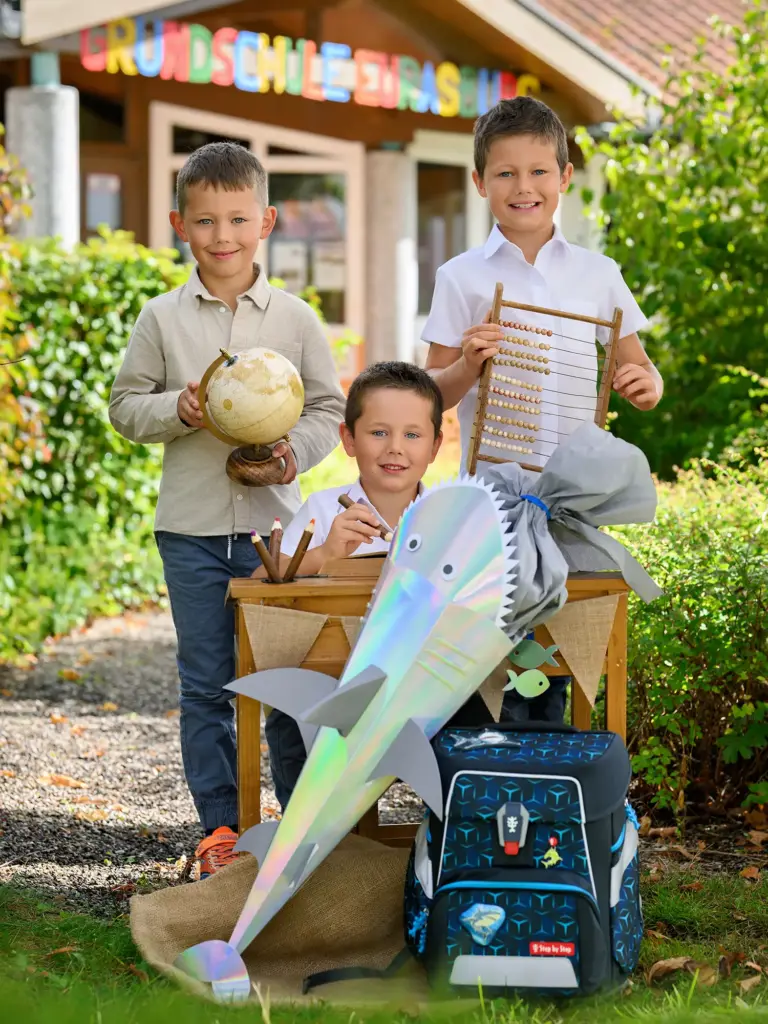 Junge mit Schulranzen am Tag der Einschulung