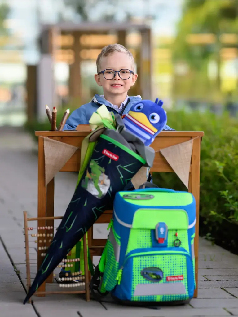 Einschulungsfoto mit Schultüte im Freien