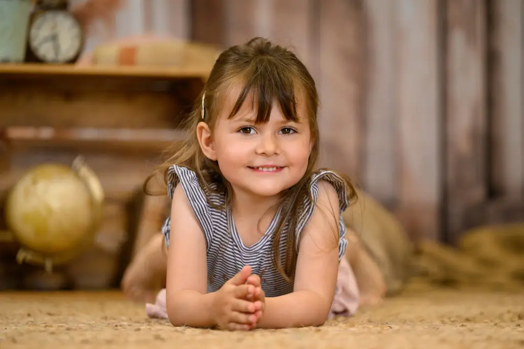 Mädchen mit Globus bei der Kindergartenfotografie
