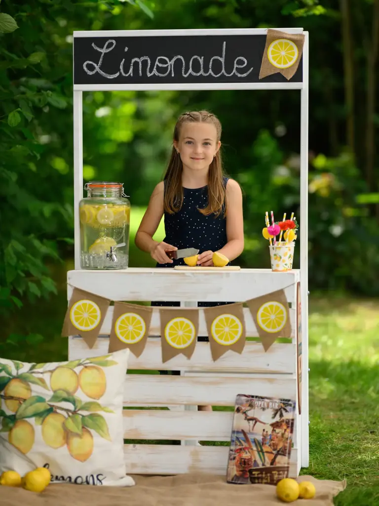 Mädchen am selbstgebauten Limonadenstand beim Sommer-Fototag