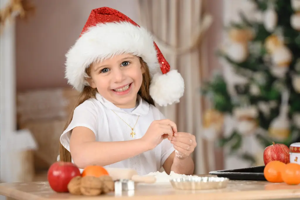 Kind mit Weihnachtsmütze beim Fotoshooting der Weihnachtsaktion