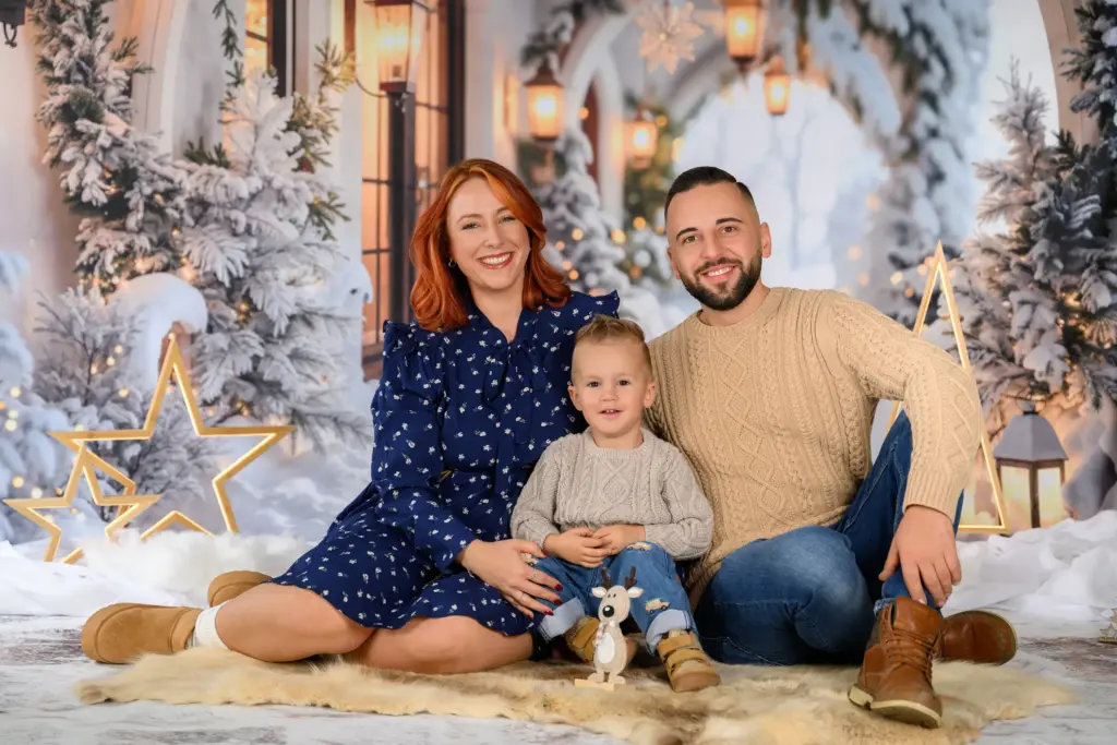 Geschwister vor weihnachtlichem Hintergrund im Fotostudio