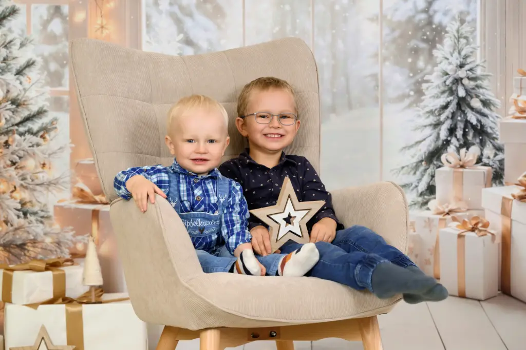 Kleines Mädchen mit Lichterkette bei der Weihnachtsaktion