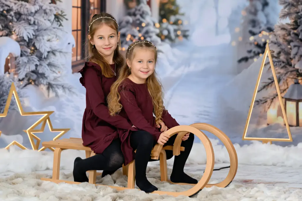 Junge lacht beim Weihnachtsfotoshooting im Kindergarten
