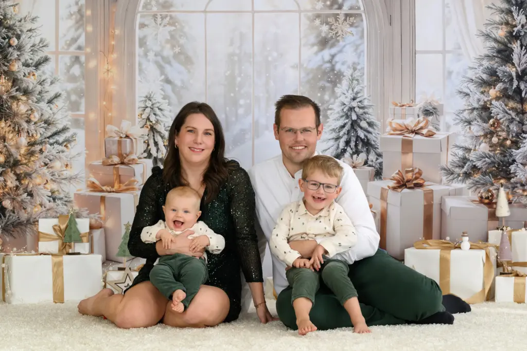 Kind mit Geschenk beim Weihnachtsshooting von N-Fotografie