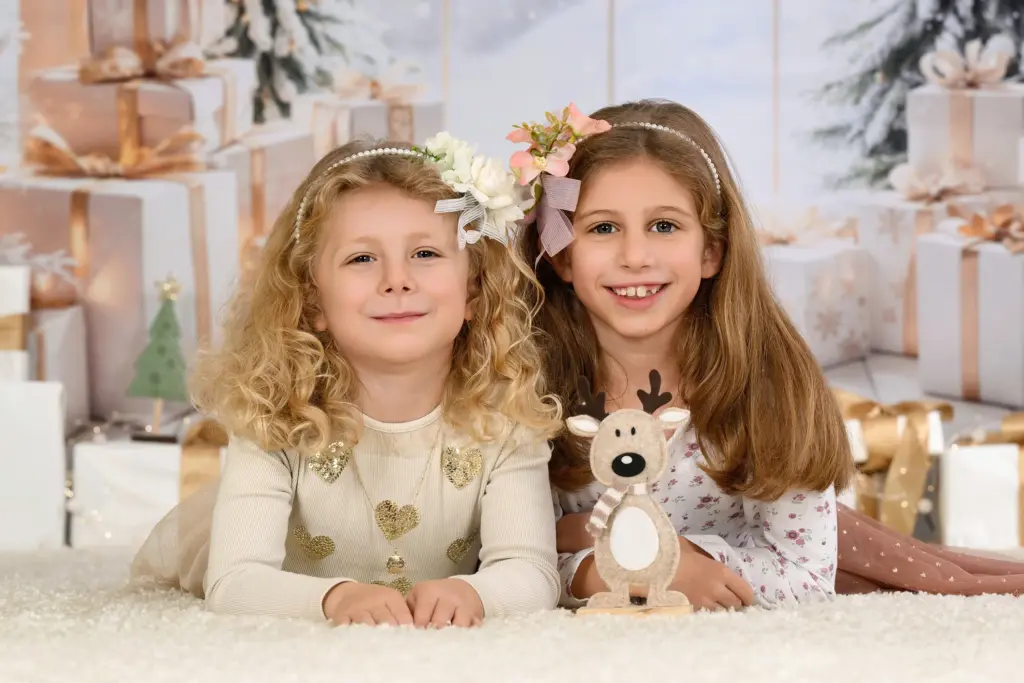 Kinderportrait mit weihnachtlicher Dekoration