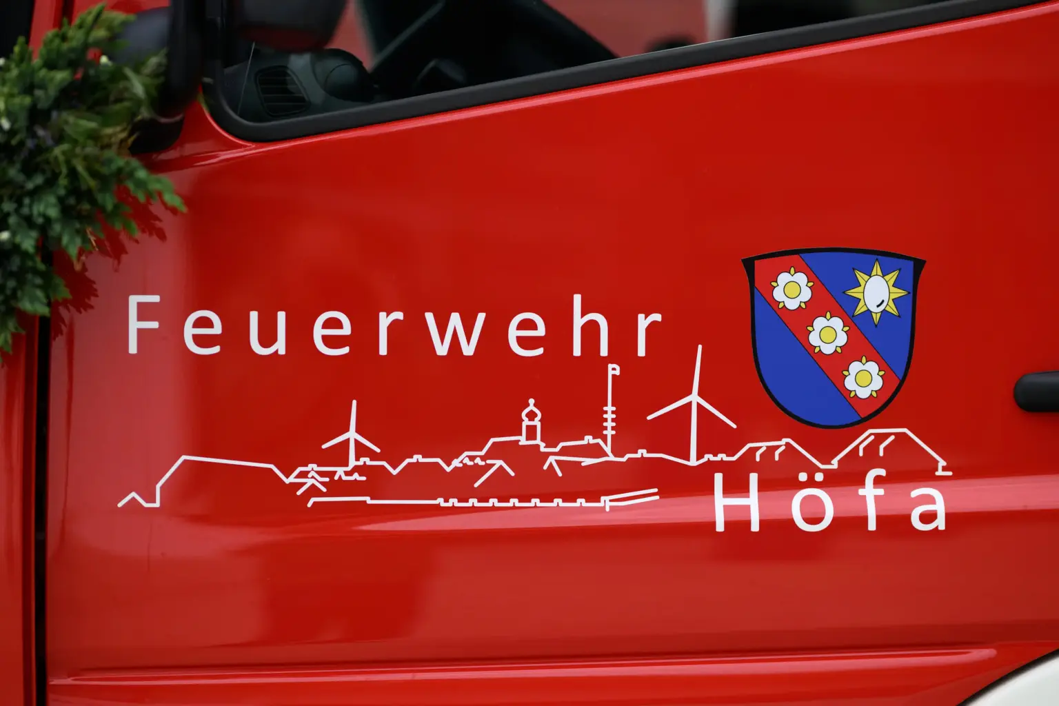 Einsatzfahrzeug der Freiwilligen Feuerwehr Höfa mit Schriftzug und Wappen