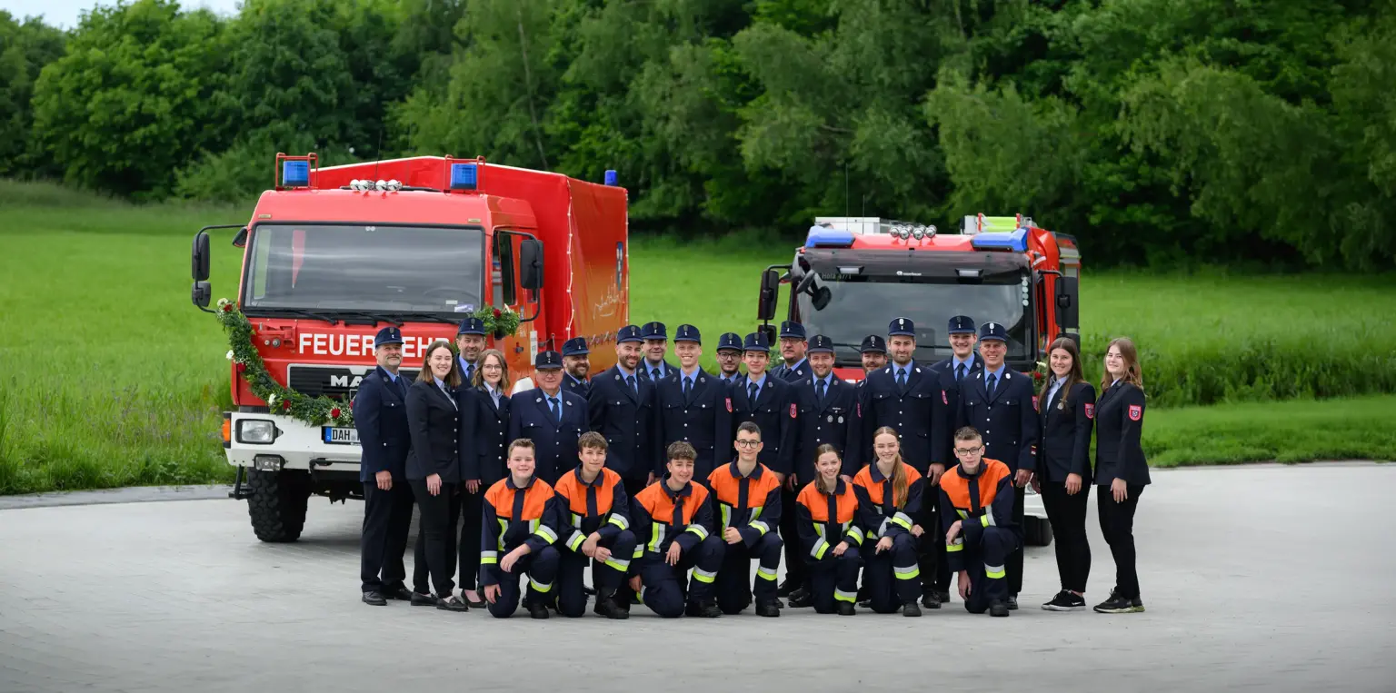 Gruppenbild der Freiwilligen Feuerwehr Höfa vor den Einsatzfahrzeugen