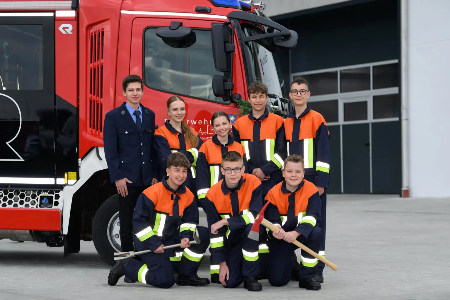 Jugendfeuerwehr Höfa vor dem Einsatzfahrzeug
