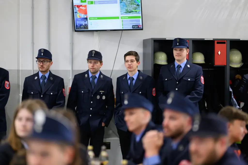Feuerwehrleute beim Festakt im neuen Feuerwehrhaus in Höfa
