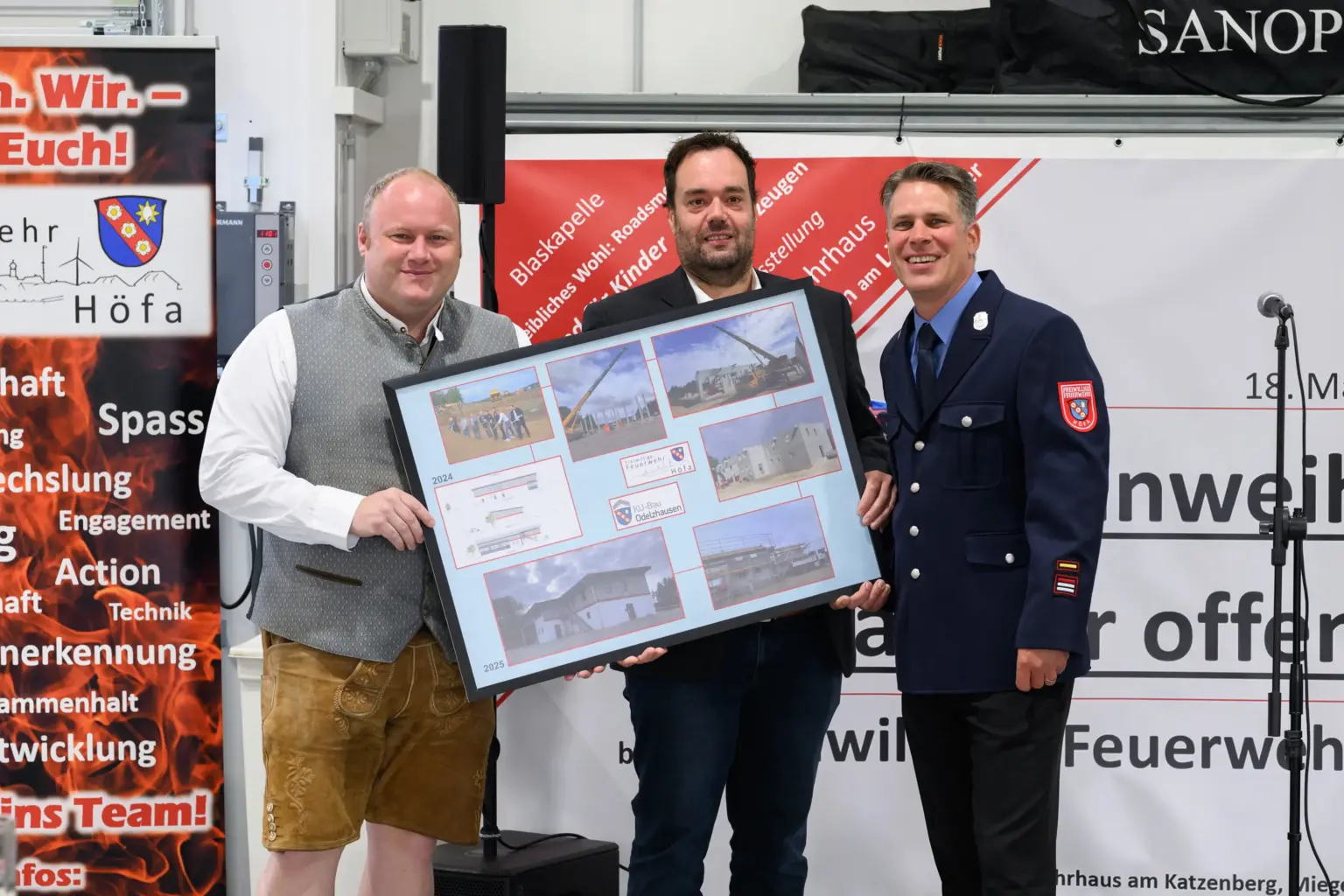 Übergabe eines Geschenks beim Festakt der Freiwilligen Feuerwehr Höfa