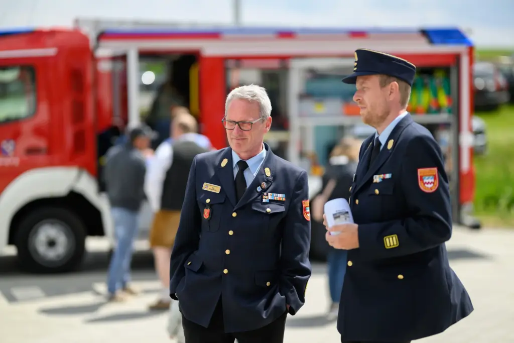 Feuerwehrleute im Gespräch beim Tag der offenen Tür in Höfa