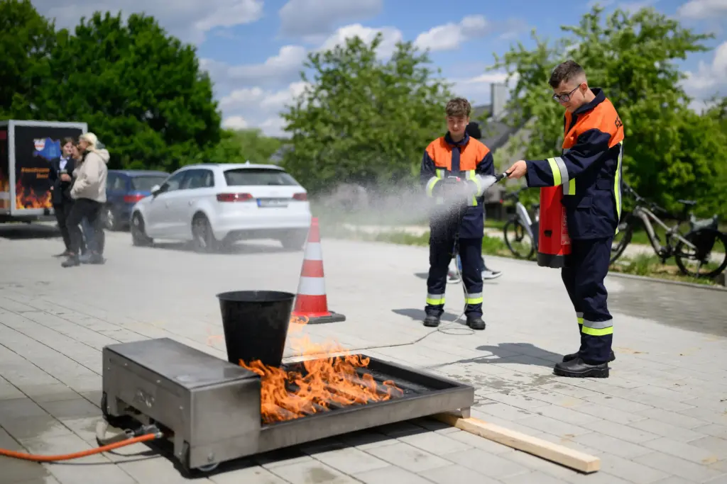 Vorführung zur Fettexplosion beim Tag der offenen Tür in Höfa