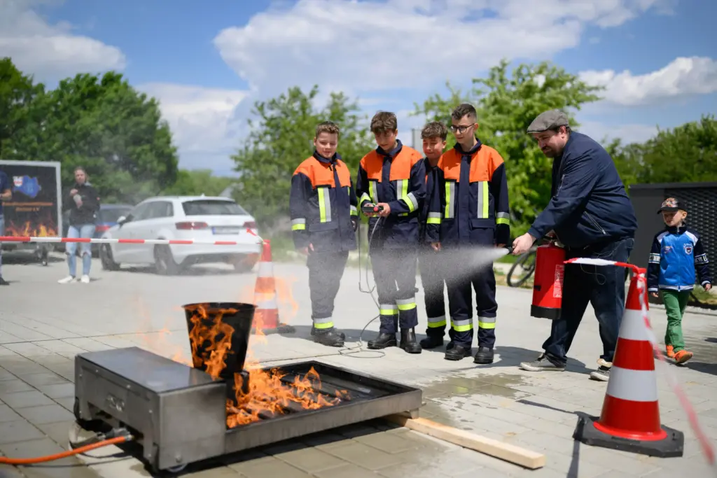 Vorführung zur Brandbekämpfung beim Tag der offenen Tür in Höfa