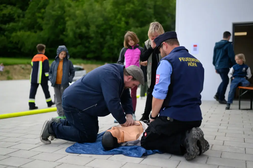 Vorführung zur Ersten Hilfe beim Tag der offenen Tür in Höfa