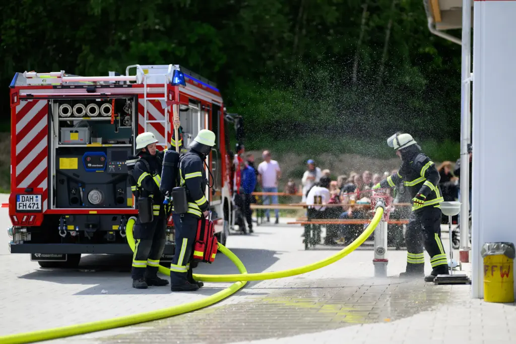 Löschvorführung der Freiwilligen Feuerwehr Höfa