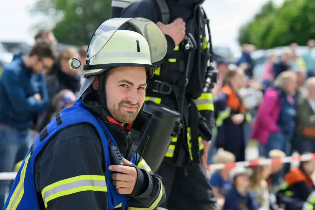 Feuerwehrmann unter Atemschutz beim Tag der offenen Tür in Höfa