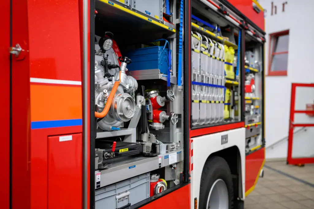 Ausrüstung im Geräteraum eines Einsatzfahrzeugs der Feuerwehr Odelzhausen