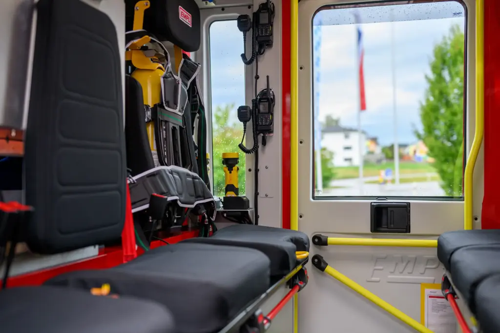 Mannschaftsraum eines Feuerwehrfahrzeugs von innen