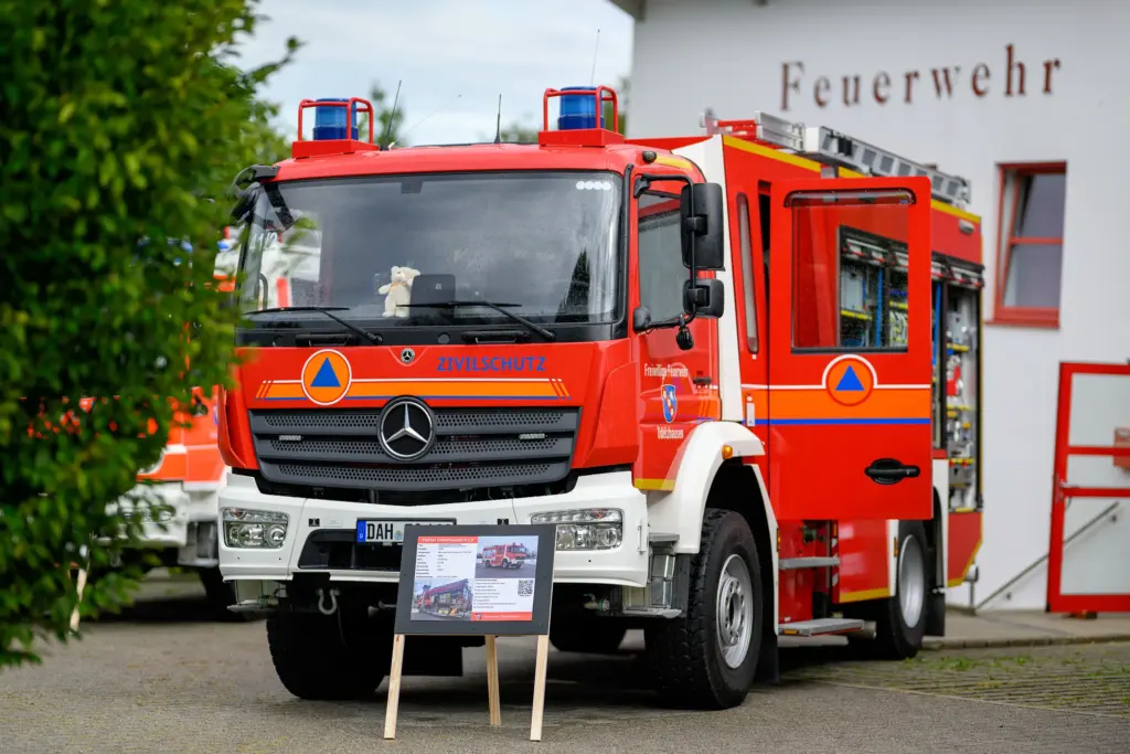 Einsatzfahrzeug vor dem Feuerwehrhaus Odelzhausen