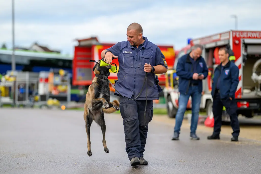 Vorführung mit Rettungshund beim Tag der offenen Tür in Odelzhausen