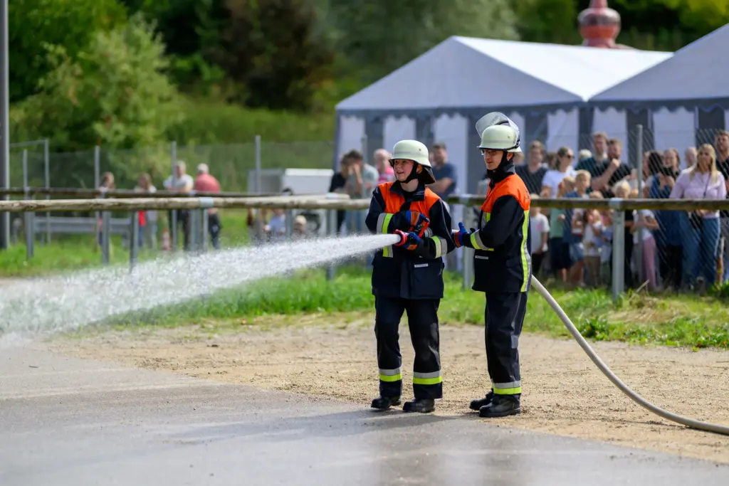Einsatzvorführung mit Strahlrohr vor Zuschauern in Odelzhausen