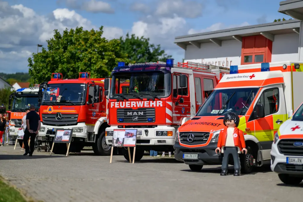 Fahrzeuge von Feuerwehr und Hilfsorganisationen in Odelzhausen