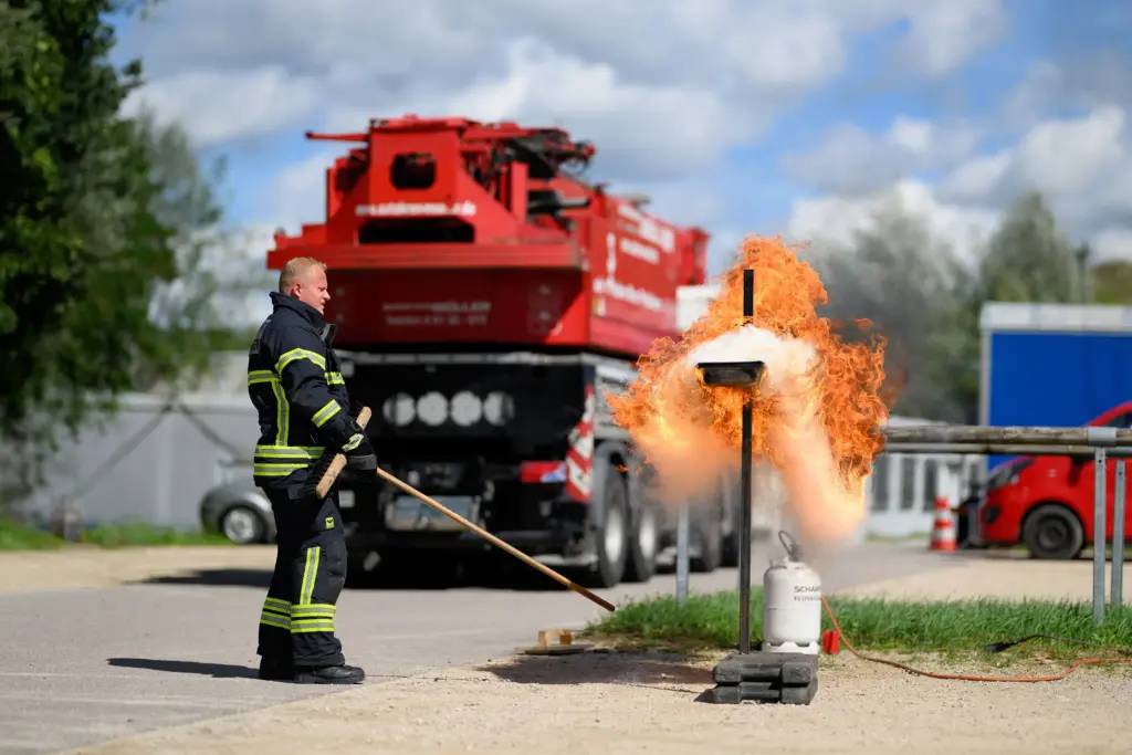 Vorführung zur Brandbekämpfung beim Feuerwehrjubiläum in Odelzhausen