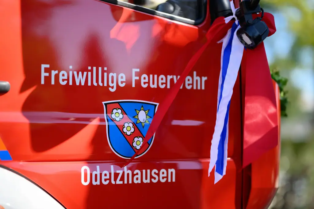 Festlich geschmücktes Fahrzeug der Freiwilligen Feuerwehr Odelzhausen