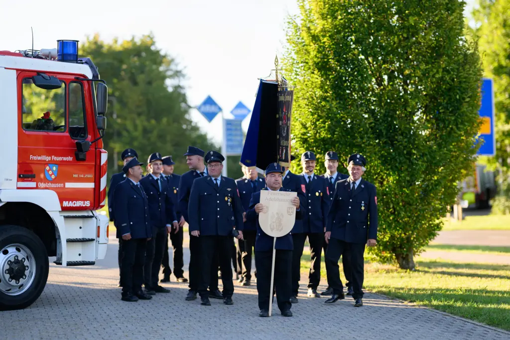 Fahnenabordnung der Feuerwehr Odelzhausen vor dem Festzug