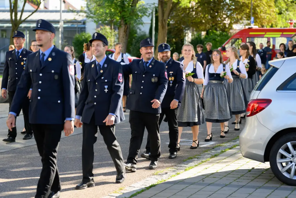 Feuerwehrleute beim Festzug zum Jubiläum in Odelzhausen
