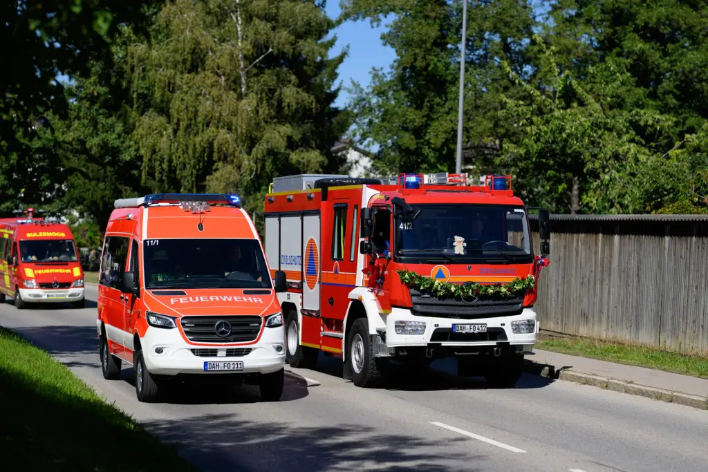 Neues Einsatzfahrzeug der Feuerwehr Odelzhausen beim Jubiläum