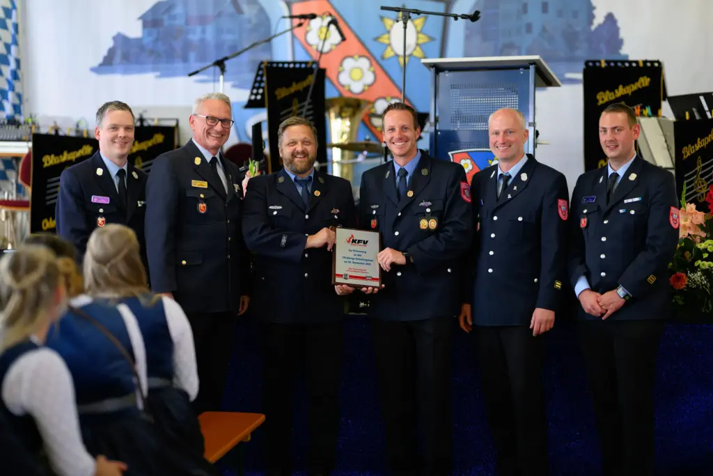 Ehrung mit Urkunde beim Feuerwehrjubiläum in Odelzhausen